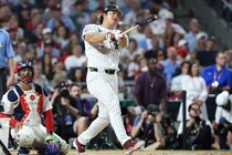 村上宗隆、初のMLBオールスター・レッドカーペット衣装に脚光「イケメンのムネ、最高！」「素晴らしい！」