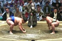 大相撲名古屋場所、行司の背後に座る袴姿の“偉人”にネット騒然「この格好で入れてもらえるんだ...」