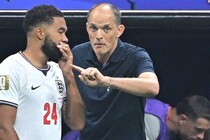 「優位な立場から主導権を譲り、壊滅的な結果を招いた」イングランド、痛恨の逆転負けに英メディアは指揮官を批判「トゥヘル監督の慎重さが仇」【W杯】