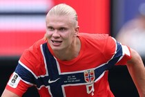 シチリア島でバカンス中のハーランド、PK戦でGK役「ドンナルンマみたいな気分だぜ」地中海に向かって豪快ドライバーショットも
