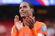 オランダ主将ファン・ダイク、バカンス先で超大物アーティストと２ショット！「レジェンドとレジェンド」ロナウジーニョのユニ姿、デ・ブライネやアケーとのクルージングも