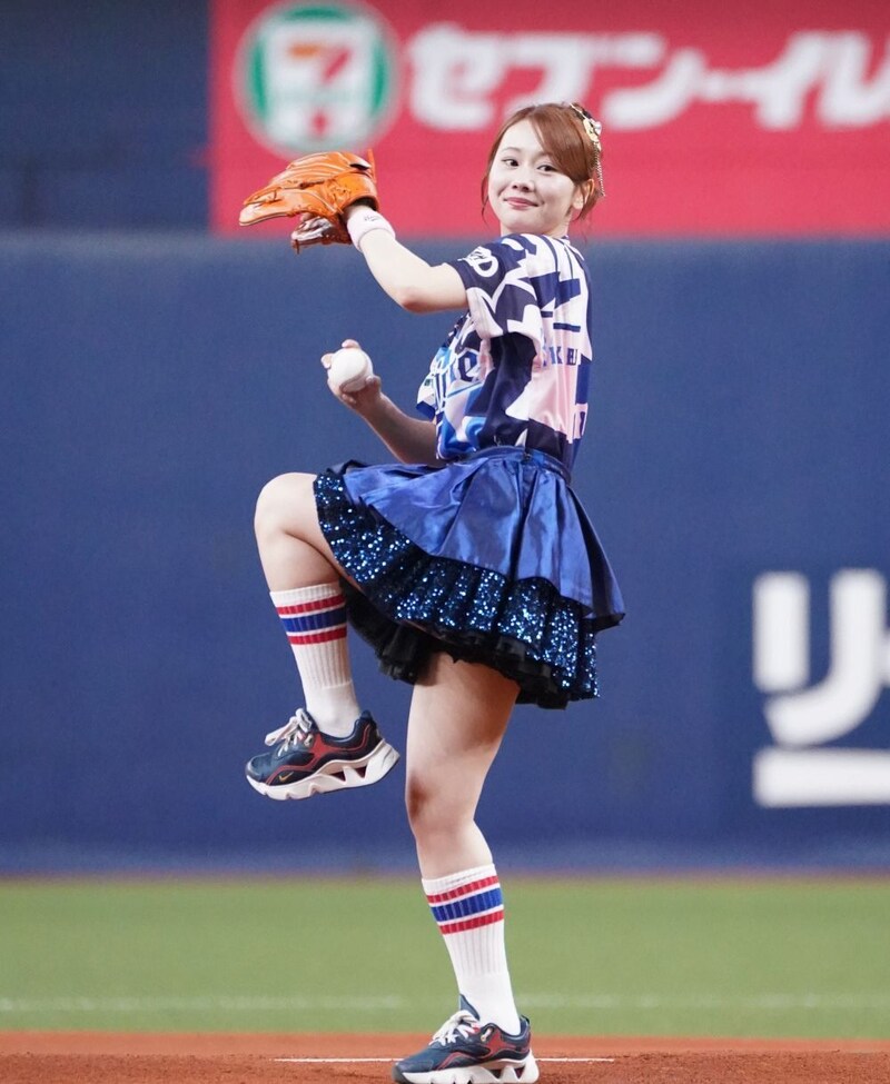 「可愛すぎな」「とても綺麗に…」京セラDに降臨の人気アイドル、限定ユニ姿&ワンバン始球式に賛辞「感動した!」