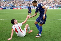 W杯３決、計10ゴールの乱打戦後に起きた“ノーサイド”　両軍交えた円陣に海外反響「これ大好き」「最高の瞬間だ」