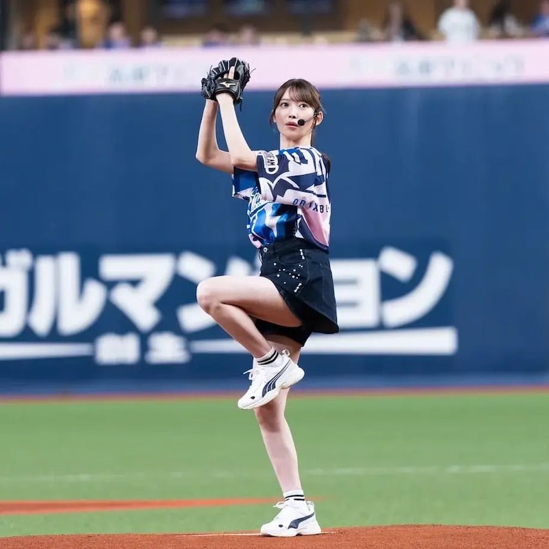 「フォームが綺麗すぎて驚く」オリックス始球式に人気アイドル登場 豪快ワンバン投球にファン歓喜「すごかった!!」「スタイル抜群」