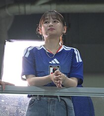 キッズサイズのW杯日本代表“ピチピチ”ユニ姿で話題沸騰の25歳女優　まぶしい笑顔、ウインクのあざといカットに視線集中