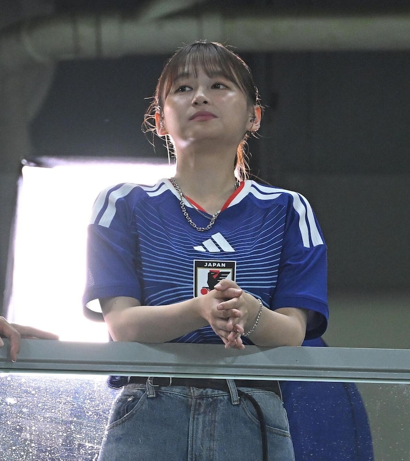 キッズサイズのW杯日本代表“ピチピチ”ユニ姿で話題沸騰の25歳女優 まぶしい笑顔、ウインクのあざといカットに視線集中