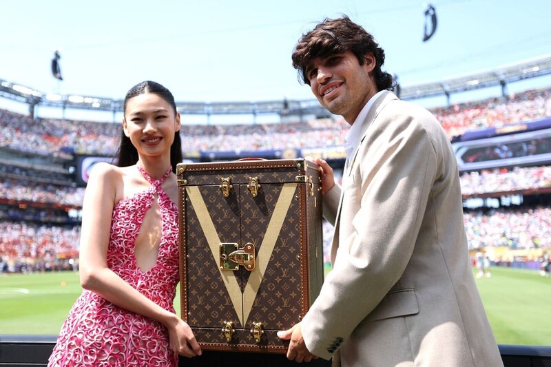 テニス界のスター、アルカラスがサッカーW杯決勝で優勝トロフィー披露の大役! ジョコビッチらも現地観戦<SMASH>