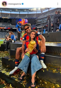 「美男美女」スペイン19歳神童がW杯優勝直後、恋人とイチャイチャ→祝福キスに視線釘付け「どえらい美人と付き合ってるな」