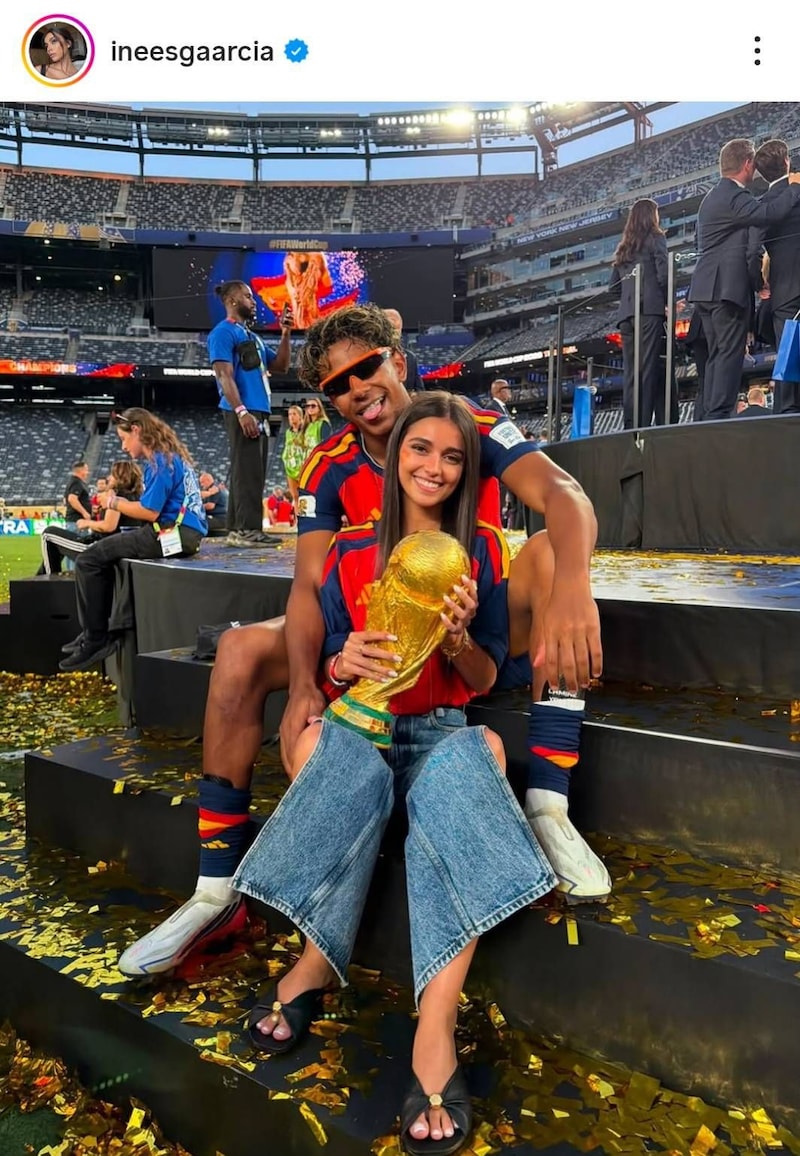 「美男美女」スペイン19歳神童がW杯優勝直後、恋人とイチャイチャ→祝福キスに視線釘付け「どえらい美人と付き合ってるな」