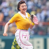 「なんだかんだで超美人」ソフトバンク始球式、大物女優が“艶めくキャッツアイ”でキメたノーバン投球に脚光！「脚なっが」「心まで盗まれました」