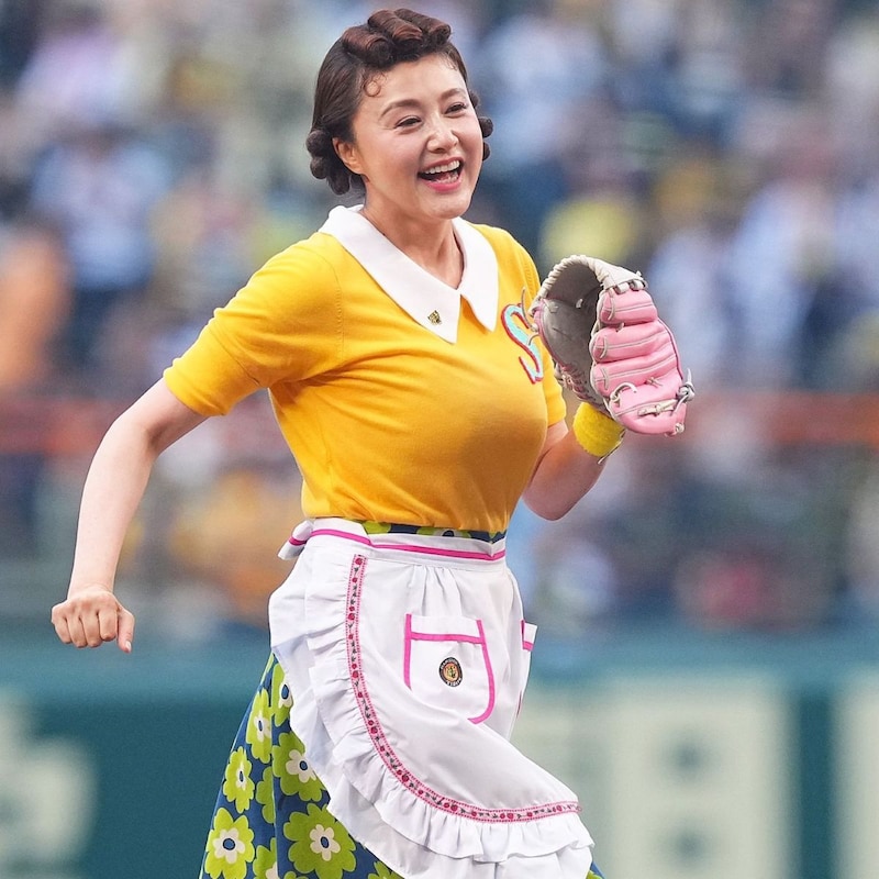 「なんだかんだで超美人」ソフトバンク始球式、大物女優が“艶めくキャッツアイ”でキメたノーバン投球に脚光！「脚なっが」「心まで盗まれました」