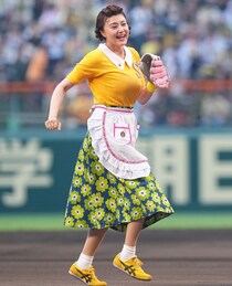 「まじで綺麗すぎた！」大物女優が“キャッツアイ戦闘服”で完遂したノーバン始球式に感慨→反響止まず！「リアル峰不二子」「等身バグってます」