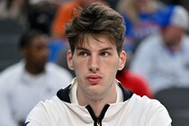 「デカすぎんだろ」全米屈指の“超高身長”大学バスケ選手がエンジェルス始球式に登場「すげーな」「ダンクシュート破壊力エグそう」反響続々