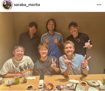 「メンツやばっ」人気芸人が公開、サッカー日本代表レジェンド集結の豪華飲み会ショット「すごすぎ。マジで」ファン驚愕