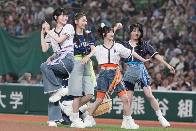 「美しすぎるって！」ベルーナDに大人気アイドル降臨　可憐なユニ姿のダブル始球式に大反響「かわいさホームラン級」「ノーバンすごすぎる」