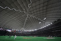 「えっ！？」元国民的アイドルが巨人ユニ姿で東京ドーム野球観戦！ 夫の始球式に熱視線　盟友と密着ツーショットも「かわいいねえ」