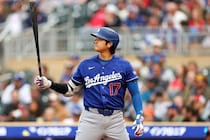 二刀流・大谷翔平の価値は投打でどちらが高いのか？ ロバーツ監督が地元記者に明言　「そう思う」打者を優先する理由とは