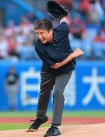 「70代ってまじか！」神宮球場に登場した大物俳優の“160キロ出そうな始球式”に反響続々「イケオジすぎた」「シュっとしてるなぁ」
