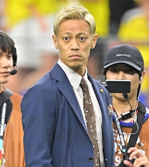 「ええー！」本田圭佑がW杯決勝客席にいた人気タレントとまさかの遭遇　異色ツーショットにネット騒然「あっ、本物の方だ」