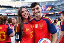W杯優勝のスペイン代表MFペドリ、ユニホーム姿で万里の長城へ　バカンスの行き先は中国　北京の頤和園や天壇なども訪問