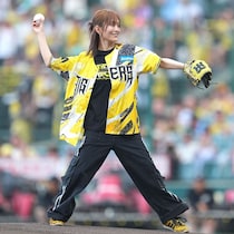 「いやまじで美人すぎた！」甲子園始球式に登場した“ガチ虎党アーティスト”のノーバン投球が話題！「女神になったわ」「どんだけ可愛いねん」