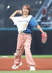 「44歳には絶対みえない」平成の歌姫がエスコン降臨！ 魅せたワンバン投球＆可憐な“きつねダンス”にネット歓喜「なんや…この可愛すぎる生物は!?」