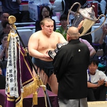 「これデカすぎやろ！」３度目優勝の安青錦に贈られた“超超ビッグな副賞”に視聴者騒然！「かぶりつきたい」「一年分とかなのかな？」
