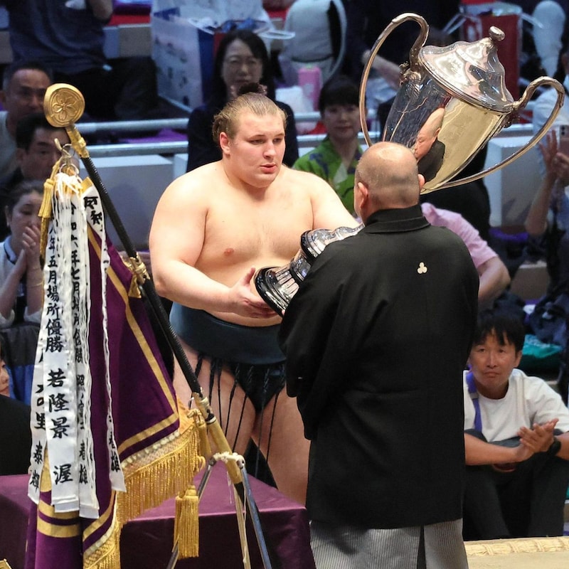 「これデカすぎやろ！」３度目優勝の安青錦に贈られた“超超ビッグな副賞”に視聴者騒然！「かぶりつきたい」「一年分とかなのかな？」
