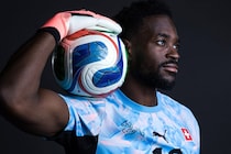 W杯スイス代表GK、２年連続で来日！ プロフ写真が“鬼滅キャラ”「まだ日本のことを考えている」ポケモン、ワンピース、コナン…多くの“ジャパンショット”公開