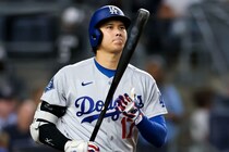 「憶測は続く」大谷翔平の不振と痛めた左ひざの関係性、ロバーツ監督否定も…「疑問の声が上がっている」地元紙は懐疑心