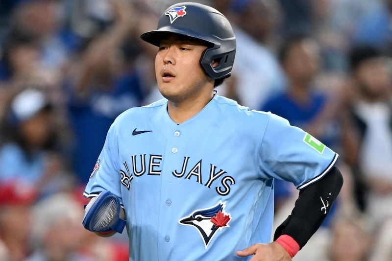 「満面の笑みが最高」岡本和真がメジャー初盗塁を決めてベンチ大興奮　鮮やかなスタートで追加点演出「けっこう速い」の声