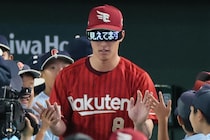 「ちゃんと球見えてます！」楽天・辰己涼介、電光掲示板サングラス装着の“ド派手パフォ”に騒然「なにこれwww」「光ってるんだけど」