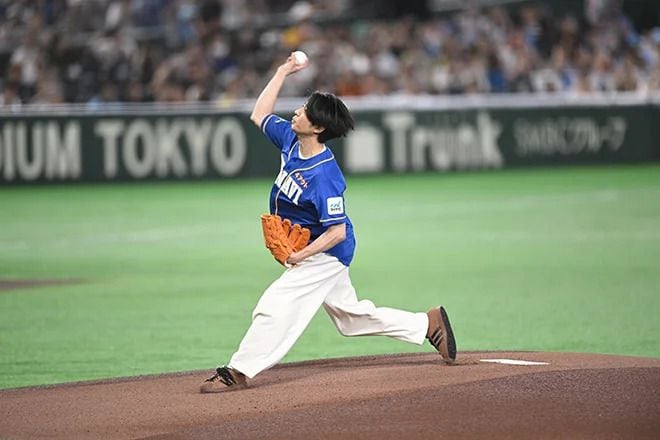 「緊張しまくってる」プロ野球球宴でファーストピッチを務めた“国民的スター”が話題！「力んじゃったかなぁ？」「可愛かった」