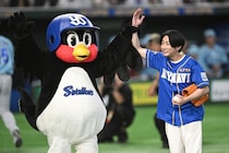 「かわいいの大渋滞」東京D降臨の国民的スターと球団マスコットの“豪華ショット”が話題「癒しキャラ勢揃いですね」