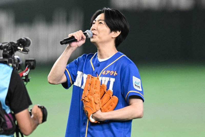 国民的スターが大役務めた東京D球宴にいた人気タレント ビール片手に美人すぎるソフトボーラーと観戦ショット「現地行ってたのかー!」「始球式やらんの?」