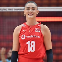 「とんでもない美人だわ！」198cmトルコ女子が魅せた“純白ぴったりドレス”姿に視線釘づけ！「迫力がヤバい」「ハリウッド女優かと思った」