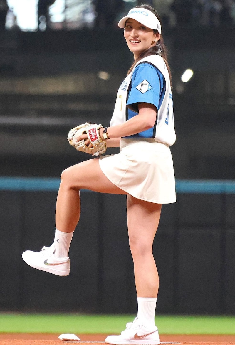 「まじ美人さんでした！」エスコンに降臨した人気女子ゴルファーの“豪快ノーバン始球式”が話題「強肩やないかい」「ウェアも可愛すぎるぞ」