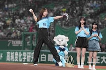 「いやまじで可愛いすぎた」ベルーナD参戦の人気坂道ユニット “完璧ノーバン投球”に球場どよめき、本人は大満足「100点満点です」