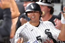 村上宗隆が24号…同僚が語る好循環「本当に楽しい」バルガス＆モンゴメリーとの“トリオ弾”は今季５回目、１シーズン記録としてはMLB史上２例目