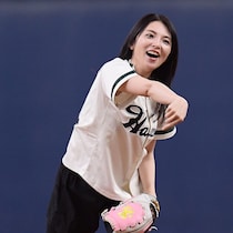 「めっちゃキレイやわ」京セラDに降臨した46歳女優、南海復刻ユニ姿のセレモニアルピッチに大反響「年齢を重ねても美しい」