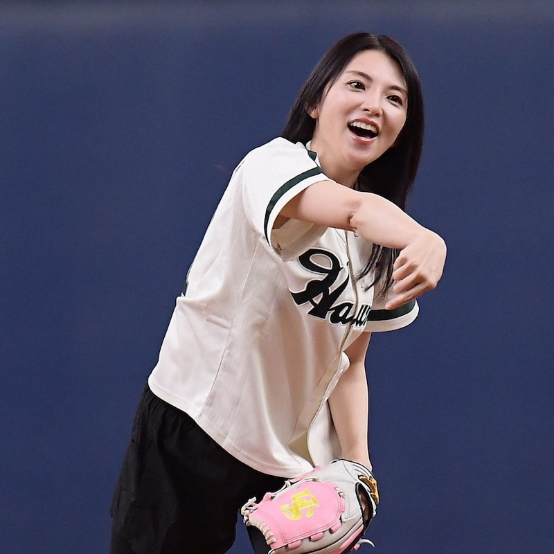 「めっちゃキレイやわ」京セラDに降臨した46歳女優、南海復刻ユニ姿のセレモニアルピッチに大反響「年齢を重ねても美しい」