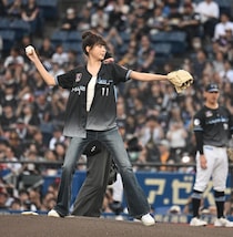 「横顔まじで美人」ZOZOマリン降臨の“勝利の女神”、19歳の足長スタイル始球式にネット反響「お団子ヘア可愛い！」