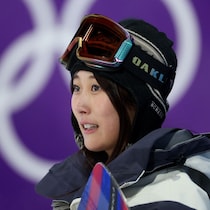「日焼けしたねぇ」スノボ五輪女王の21歳、遠征前にカフェでプリンと珈琲→居酒屋で生ビールと生牡蠣　“夏休み満喫ショット”公開