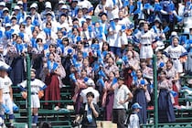 「一番暑い時間帯に…」猛暑日のなか健大高崎のアルプス応援名物“袴姿”に心配の声「大丈夫かな？」「熱中症気をつけてー」