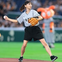 「54歳には見えません！」東京Ｄに降臨した人気アナの“美魔女な始球式”が話題！「なんたる美脚よ」「可愛すぎてておかしいだろ」