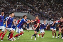 北中米W杯大活躍の人気女優「お誘いいただいて…」６万超えの国立J開幕戦を観戦　隣にはピチピチユニで話題の“戦友”「丁寧に解説してくれて心強い私の先生」
