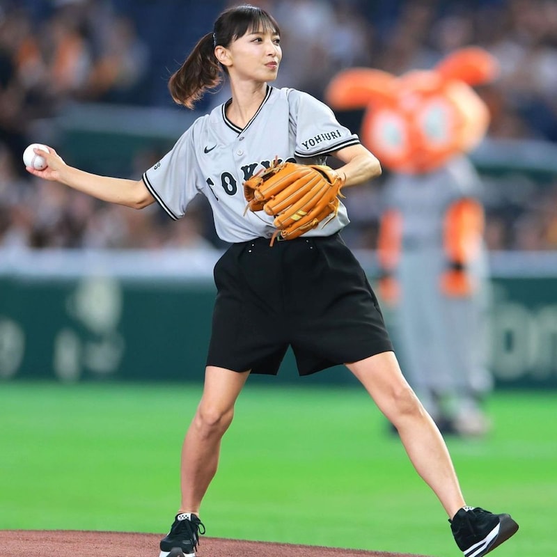 「アイドル？ 誰？」東京Ｄ登場の美魔女アナが“キュートな始球式”への胸中告白に反響続々！「生脚美脚」「めっちゃ可愛かった」
