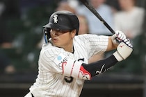 「日本の怪物ムネが絶好調!!」村上宗隆が２戦連続26号ソロ　左翼ポール直撃の逆方向弾に米ファン唖然「これがサムライパワー」「160キロの速球を打ち返した！」