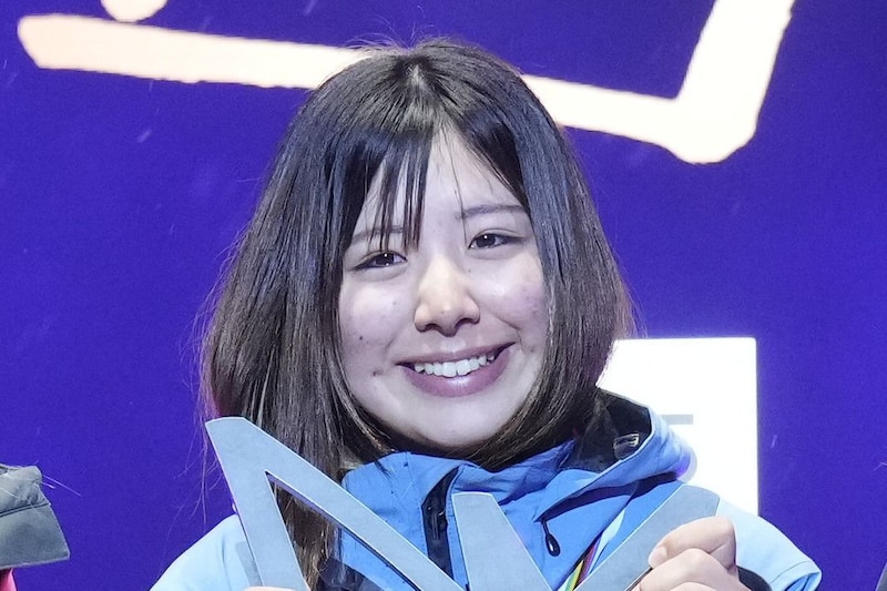 「美しくて最高に素敵」スノボ女子の23歳、“雰囲気ガラリ”白スーツ姿にファン衝撃「女子力も半端ない」「どんどん綺麗になってゆく」