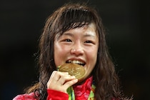 レスリング五輪女王が「まわしまで巻いちゃいました」人生初の相撲体験に驚きの声「可愛さとのギャップがw」　苦悶の表情で四股＆すり足に挑戦